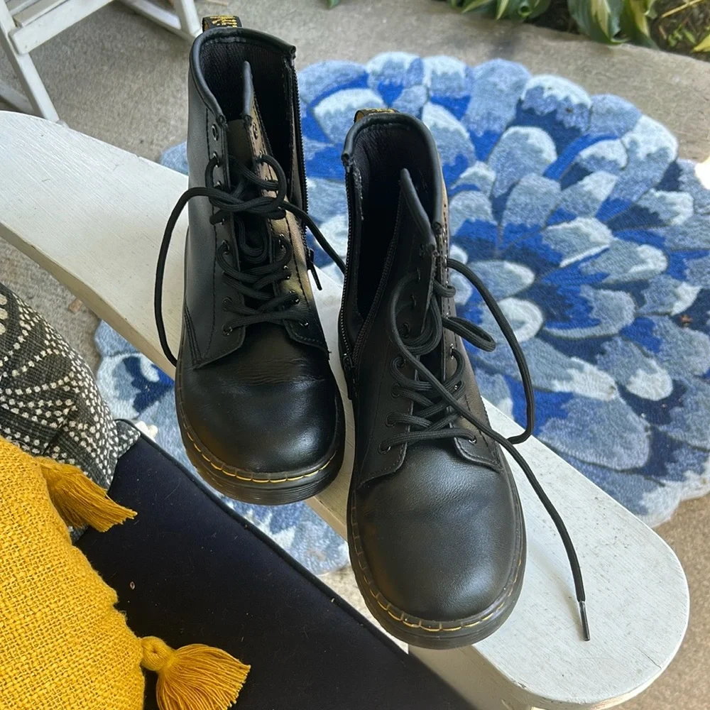 DR. MARTENS 1460 Youth Combat Boots